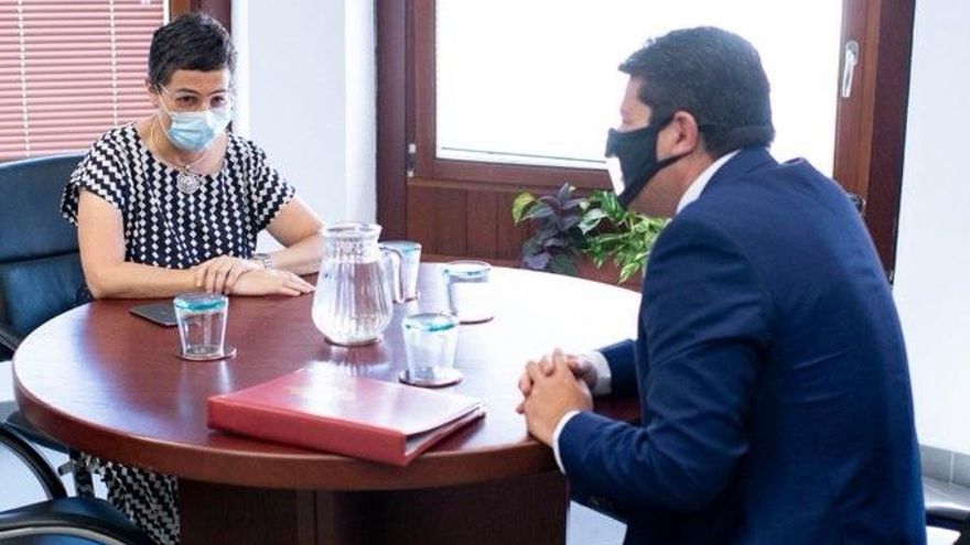 González Laya, con el ministro principal de Gibraltar, Fabián Picardo, en Algeciras en julio.