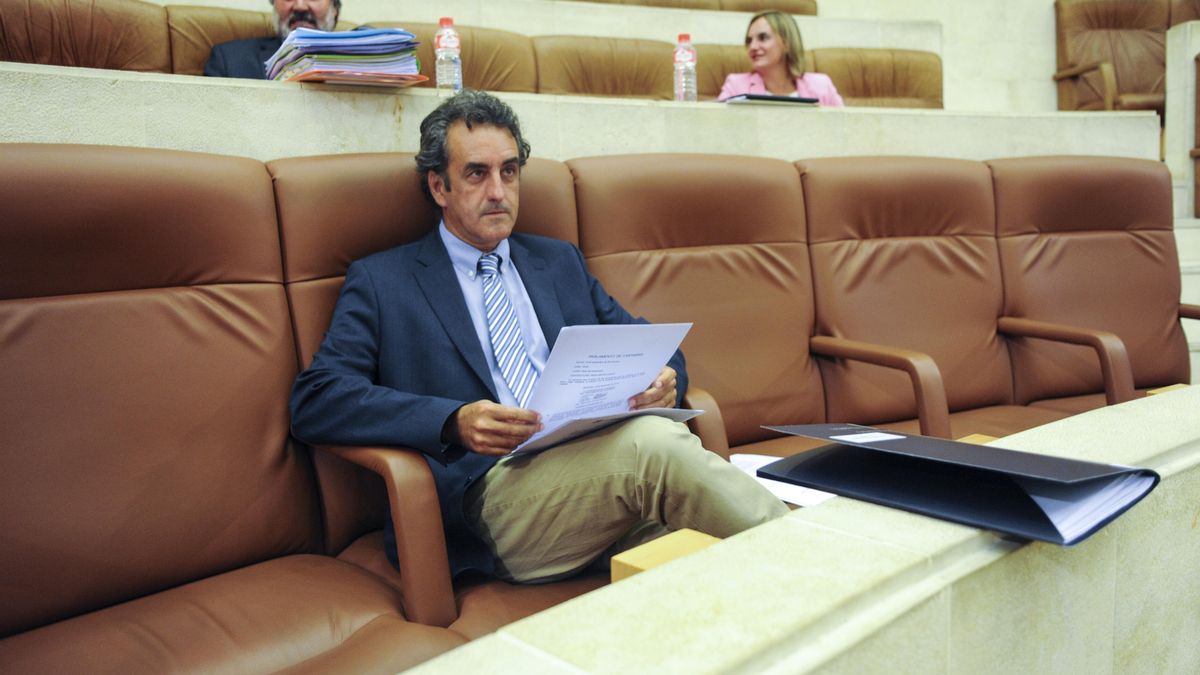 El consejero de Turismo, Francisco Martín, en el Parlamento de Cantabria. |