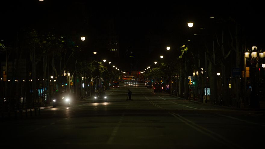 Las calles de Barcelona durante la primera noche de toque de queda en la ciudad.