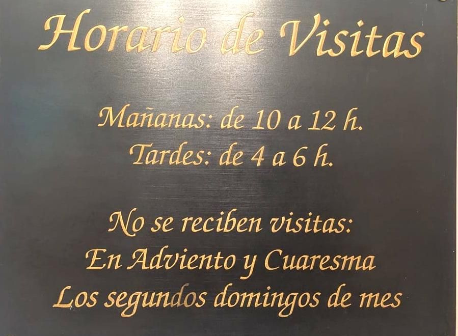 Una placa indica el horario de visitas al convento de Santa Isabel, en Madrid
