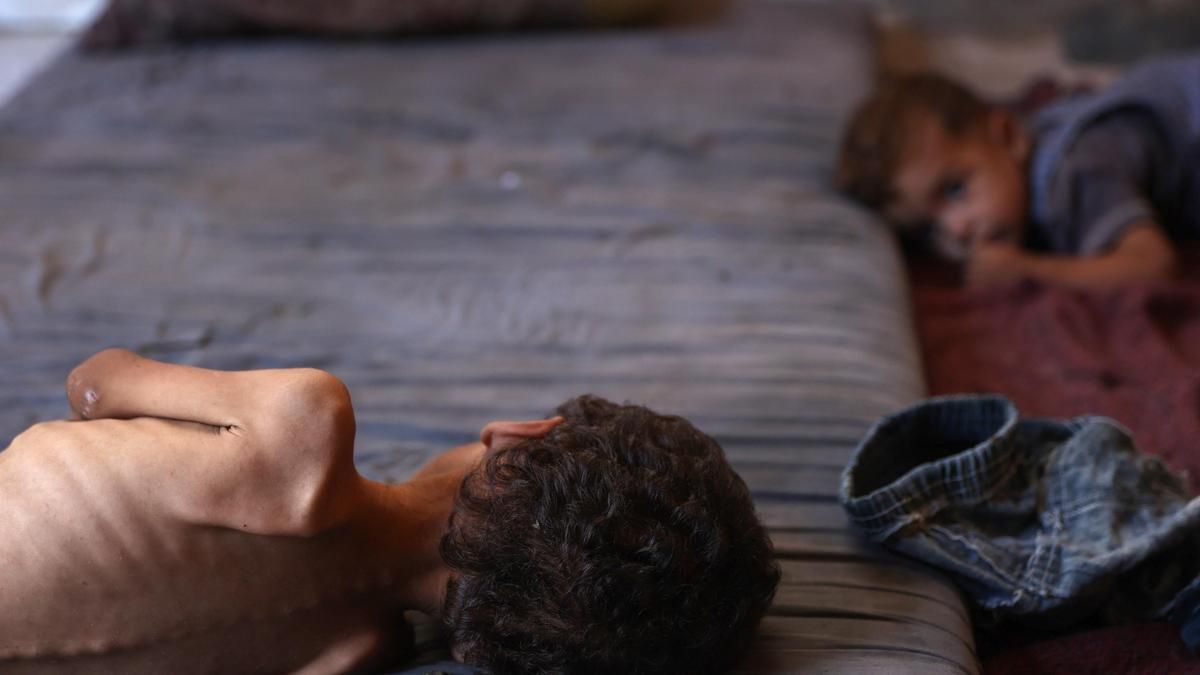 Yazan (izda.), un niño palestino de dos años, el 23 de julio en un colchón junto a su hermano en el campamento de refugiados de Al-Shati, en Ciudad de Gaza.