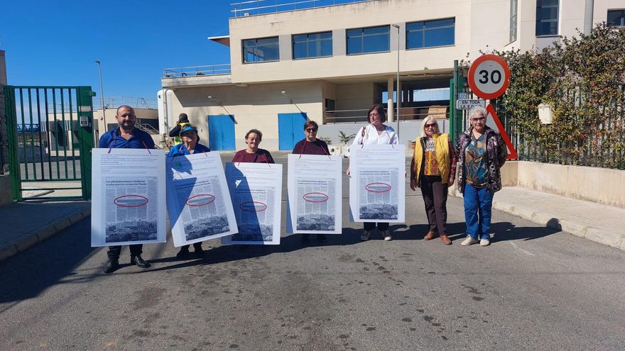 Algunos de los residentes que se manifestaron en la zona de acceso a la depuradora.