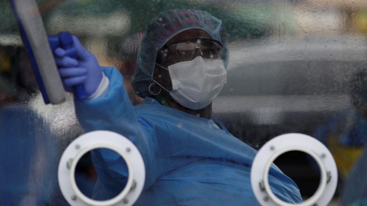 Una trabajadora del sector salud desinfecta una cabina para hacer pruebas de coronavirus, hoy en Ciudad de Panamá (Panamá). EFE/Bienvenido Velasco