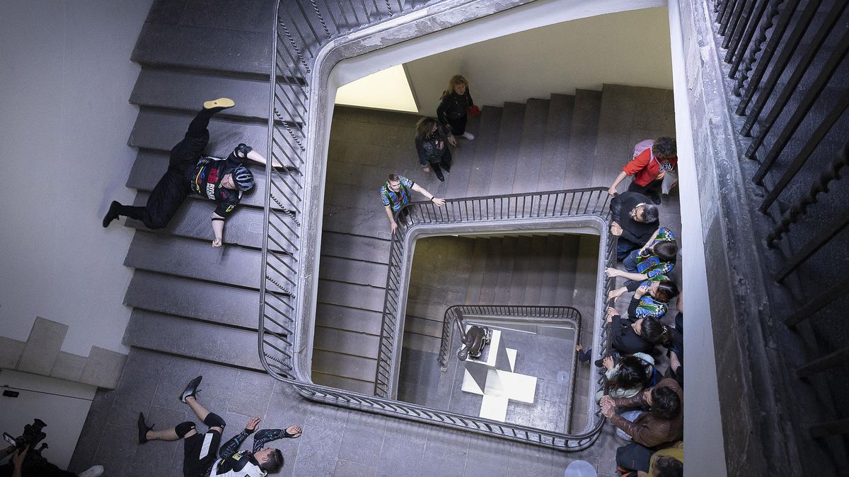 Saber caure també és un esport, una performance de caigudes per les escales durant la inauguració