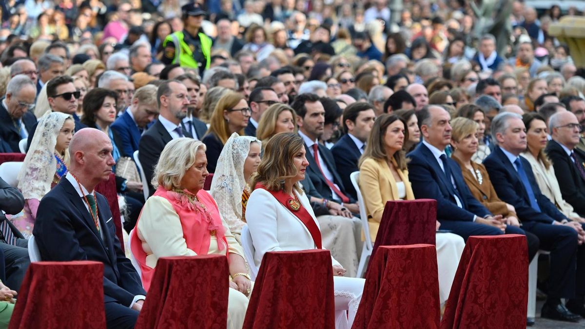 En el centro, la alcaldesa de València, María José Catalá, junto con parte del equipo de gobierno, en la Missa d'Infants del 10 de mayo.