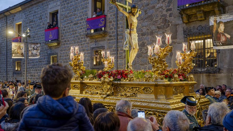 La entidad penitencial más antigua de Ávila celebra 485 años con la procesión de Los pasos