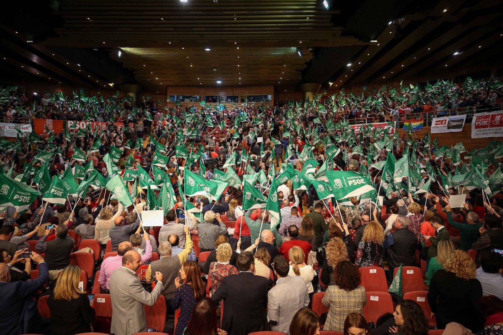Susana Díaz llena el Palacio de Congresos de Granada en el arranque de campaña.