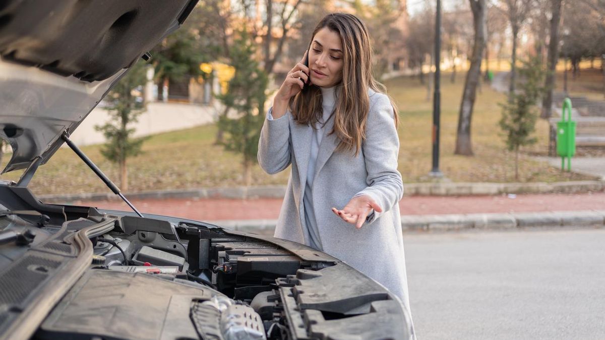 Mujer llamando al servicio de asistencia en carretera