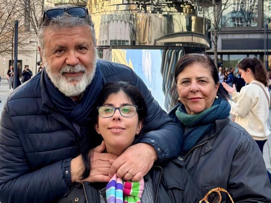 Javier Pérez con su hija, Rosario, y con su mujer.