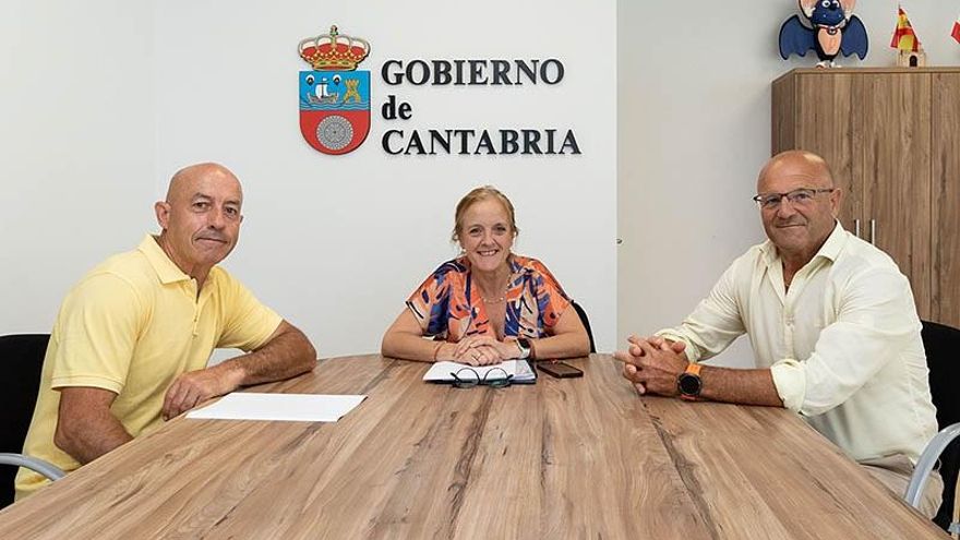 La consejera de Presidencia, Isabel Urrutia, con el alcalde de Cabezón de Liébana, Jesús Fuente, y el presidente de la Junta Vecinal de Cambarco, Ernesto Gutiérrez.