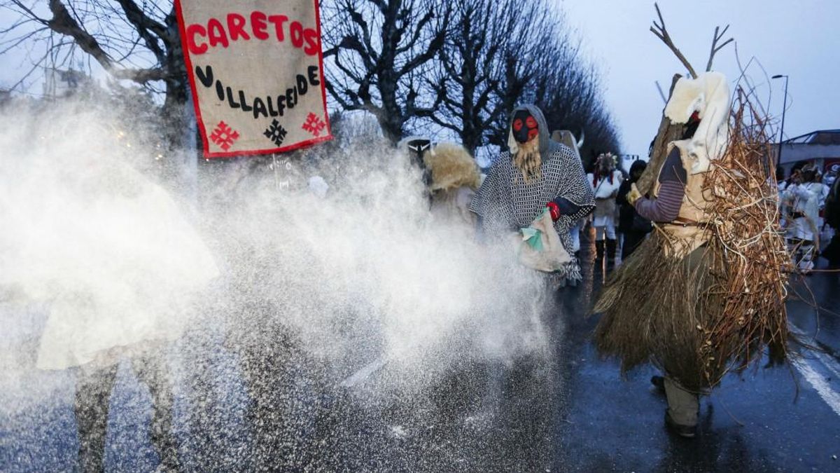 El Desfile de los Antruejos Leoneses reúne en León a más de 500 participantes este Martes de Carnaval