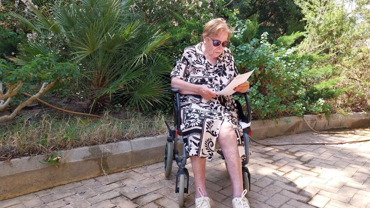 Desamparados, madre de Raúl, lleva meses esperando una operación.