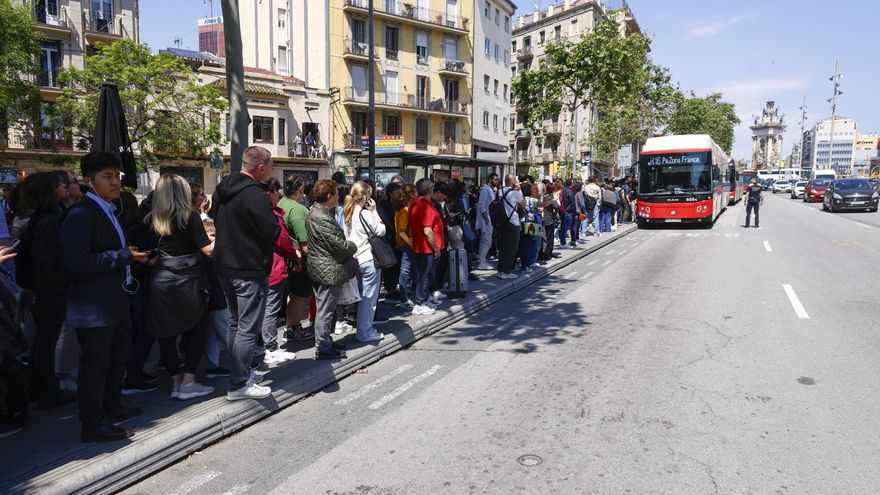 Fotografía de la situación este lunes, durante el apagón en Barcelona. El suministro eléctrico se está recuperando ya en la corona metropolitana de Barcelona, en las comarcas de Barcelonès, Garraf, Alt Penedès, Baix Llobregat, Vallès Occidental y Maresme, según ha informado Endesa. EFE/ Quique Garcia