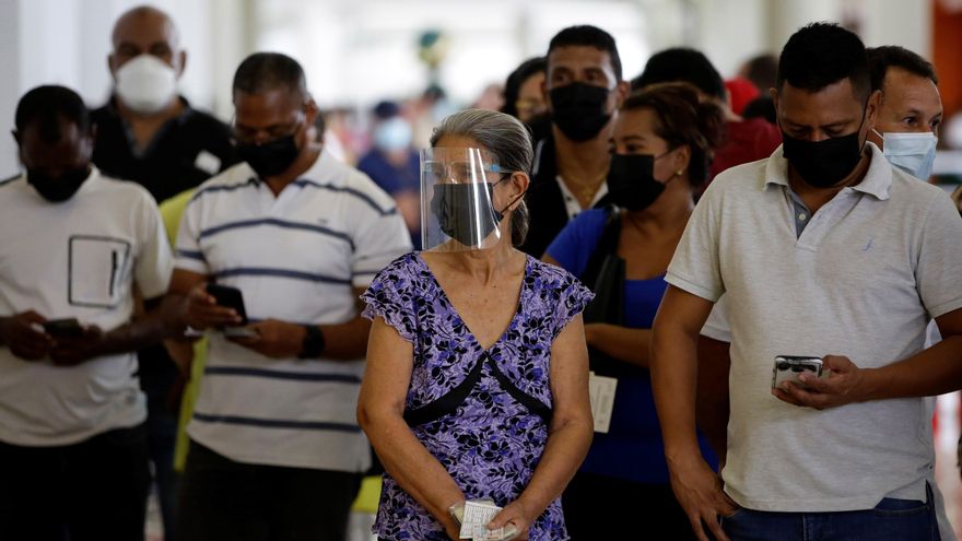 Varias personas hacen fila para ser vacunadas contra la covid-19, en un centro comercial en Panamá, en una fotografía de archivo. EFE/Bienvenido Velasco