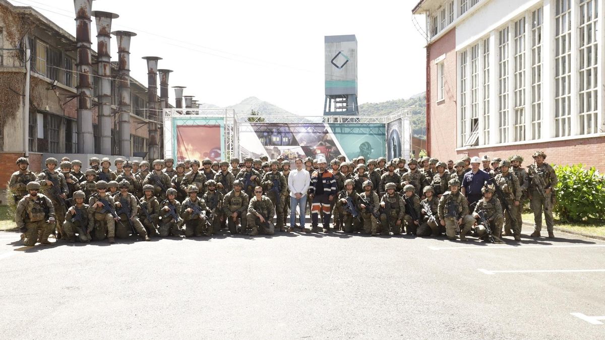 Foto de familia de los integrantes de la Compañía Cuélebre con el director facultativo del Pozo Santiago, Mario González Velasco.