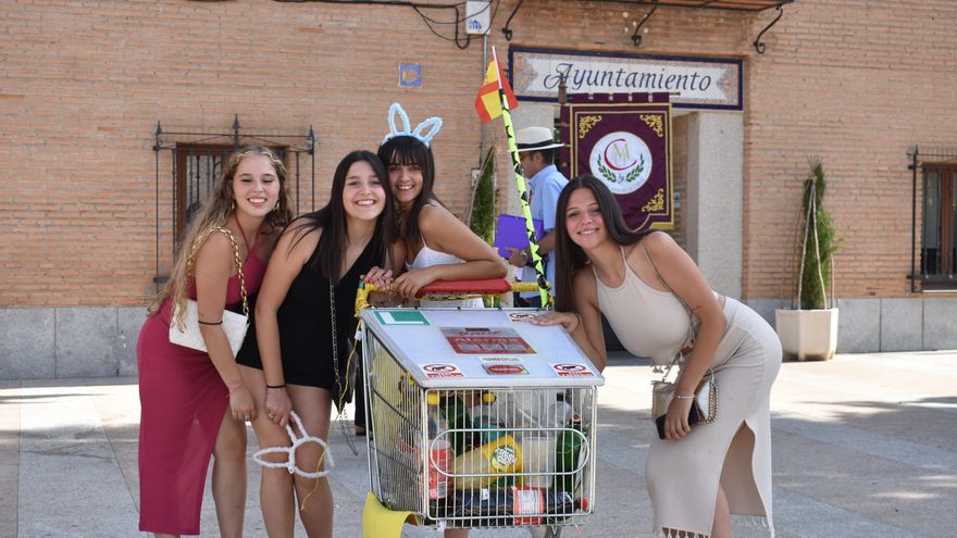 Un grupo de chicas que transportan bebida en un carro de supermercado, tras haber pasado por las urnas en Cobisa