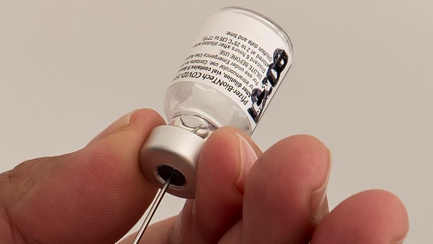 Detalle de la vacuna de Pfizer-BioNTechal contra la COVID-19. EFE/ Miguel Sierra/Archivo