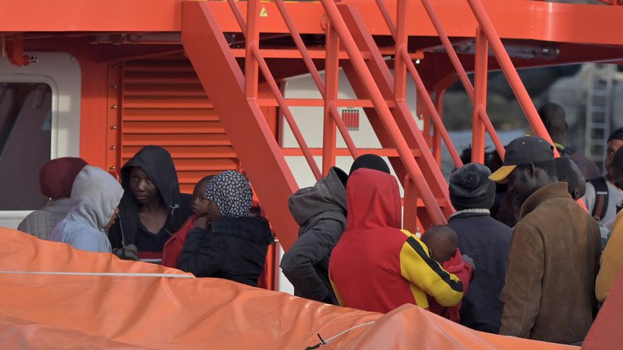 Una embarcación de Salvamento Marítimo rescata a 190 migrantes que llegaron anoche en una patera, en el puerto de la Restinga de El Hierro