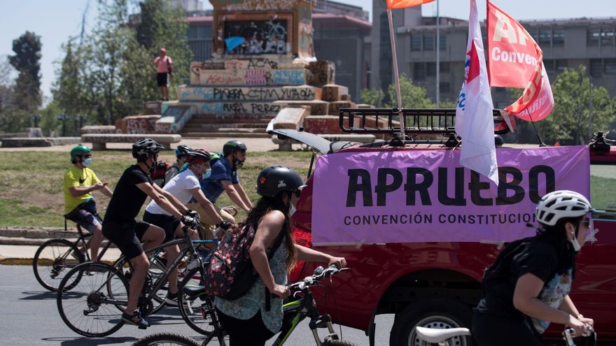 Miles de ciclistas se manifiestan para poner fin a la Constitución de Pinochet