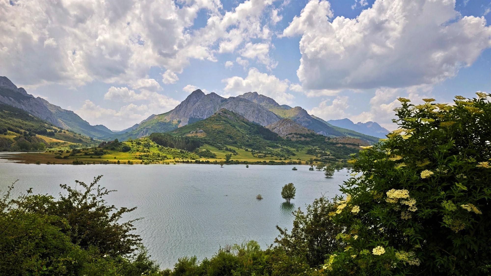 Embalse de Riaño en el término municipal de Burón.