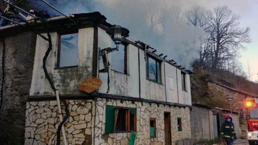 Bomberos de Ponferrada intervinieron este sábado en una vivienda en Montes de Valdueza./ Foto: Infobierzo.com