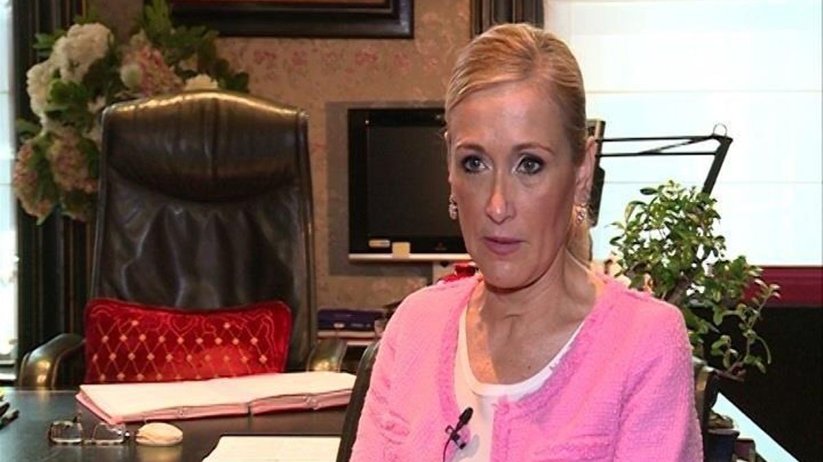 Cifuentes admite que fue "excesivo" que la Policía obligara a quitar pins republicanos durante la proclamación real
