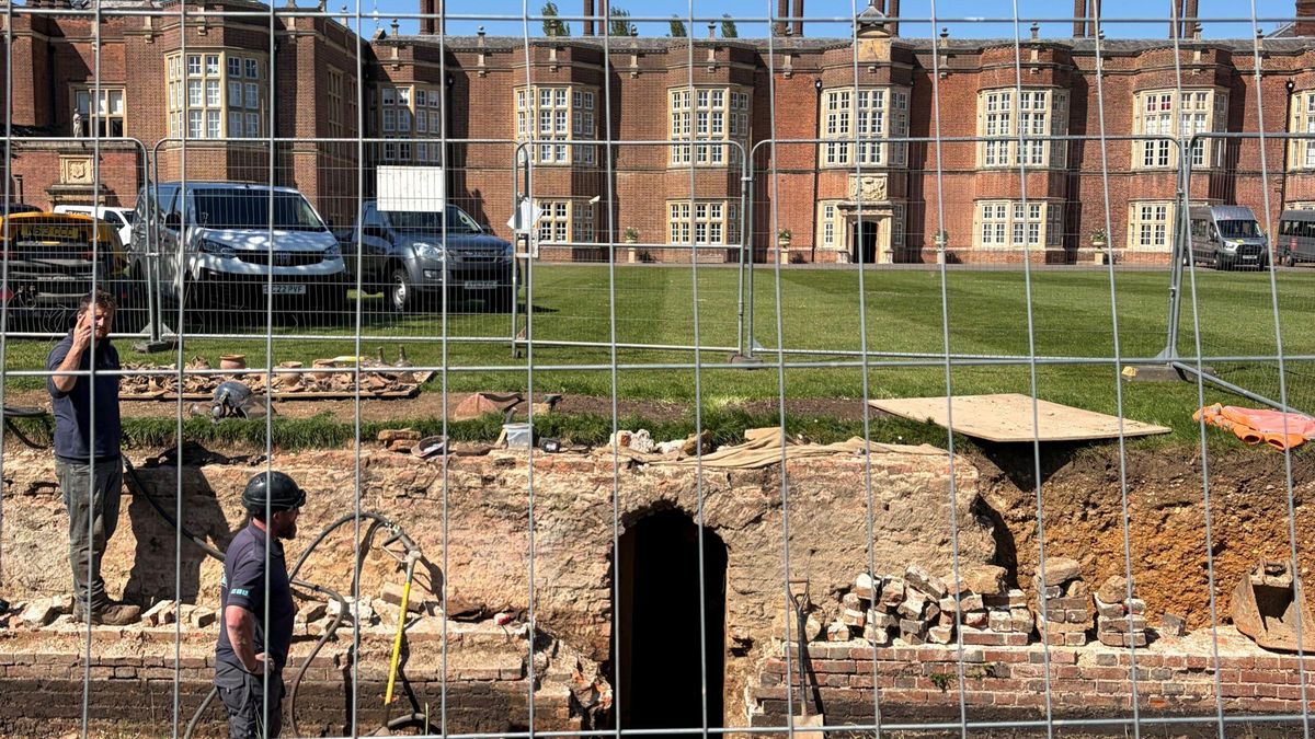 Descubren túneles ocultos en una escuela que antiguamente fue un palacio de Enrique Tudor
