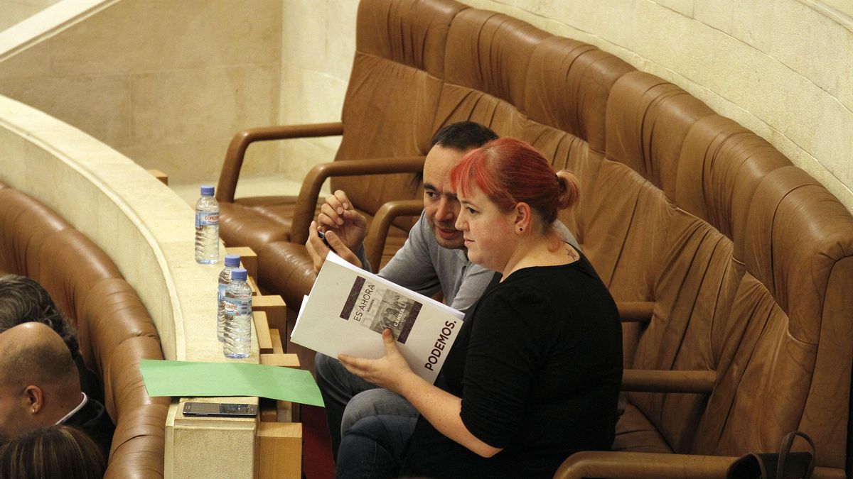 Los diputados de Podemos José Ramón Blanco y Verónica Ordóñez durante el debate parlamentario. | Román García