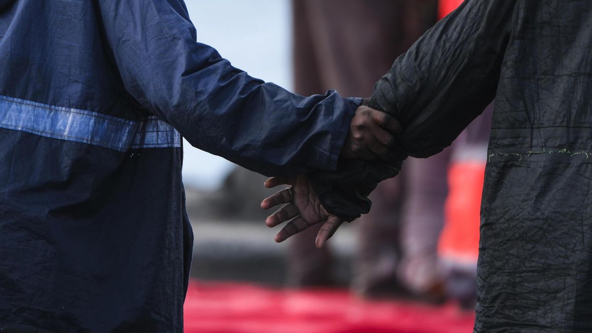 Salvamento Marítimo ha rescatado este sábado a los 166 integrantes de un cayuco, uno de ellos fallecido, que navegaba en aguas cercanas a Tenerife y los ha trasladado al puerto de Granadilla, donde han sido atendidos por la Cruz Roja. EFE/Alberto Valdés