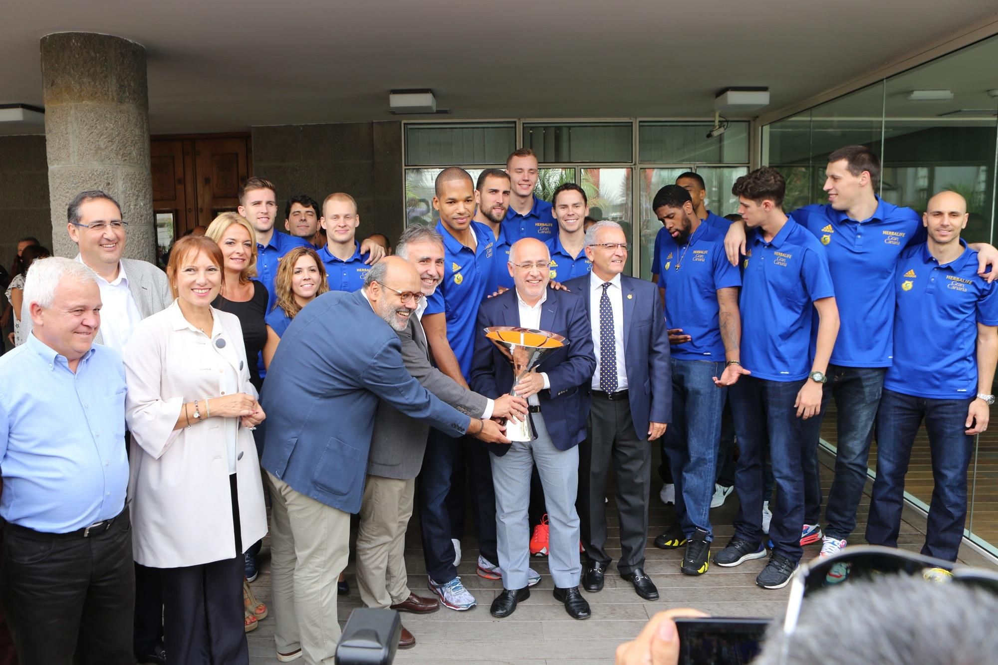 Representantes del Cabildo de Gran Canaria y jugadores del Herbalife posando con la copa.