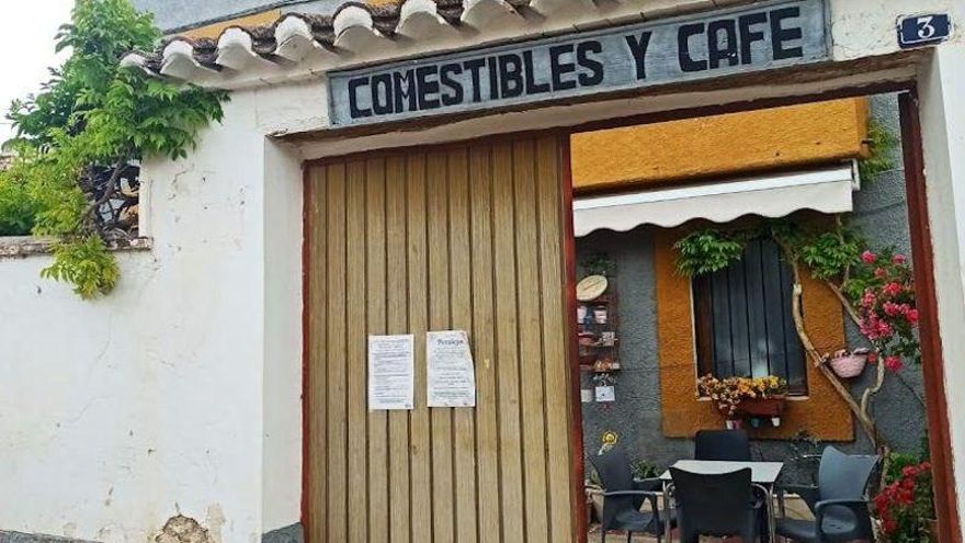 Dos tercios de los negocios de pueblos turolenses no tienen relevo: "Cuando cerremos nos quedamos sin tienda"