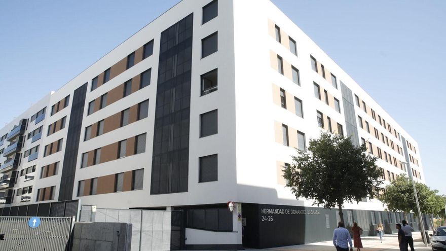 Almeida y Ayuso impulsan el alquiler asequible en manos privadas con parcelas cedidas a promotoras y sin sorteo público