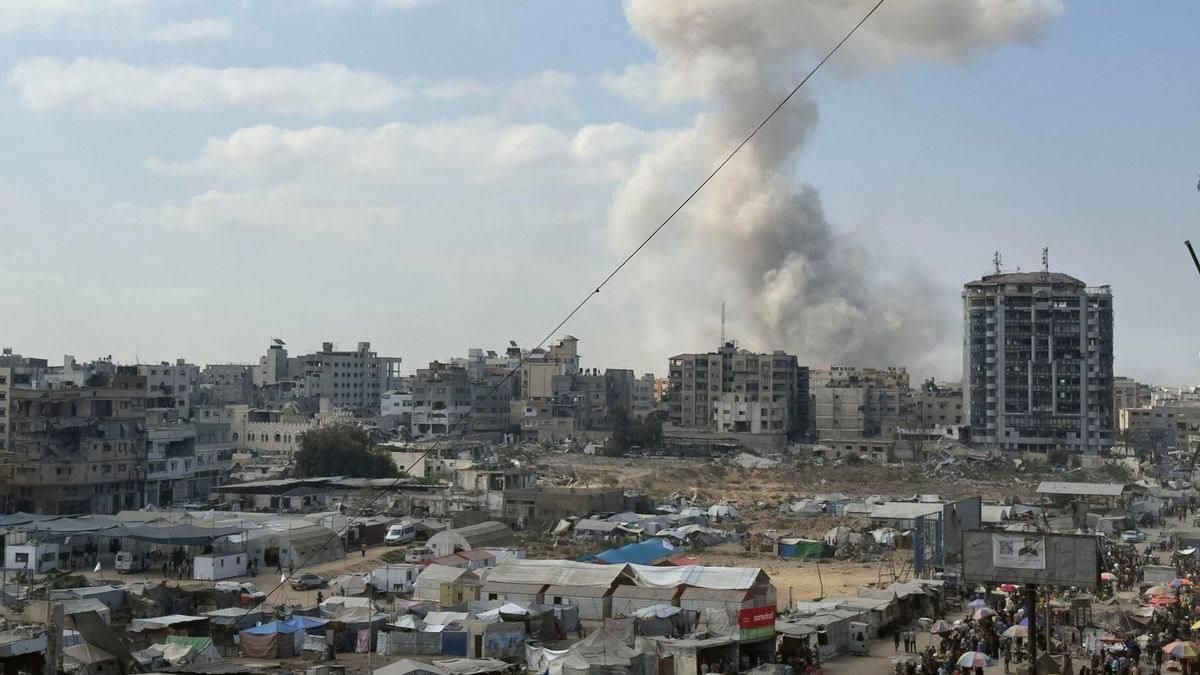 Gaza, columnas de humo se elevan en la ciudad de Gaza durante los ataques israelíes de días pasados