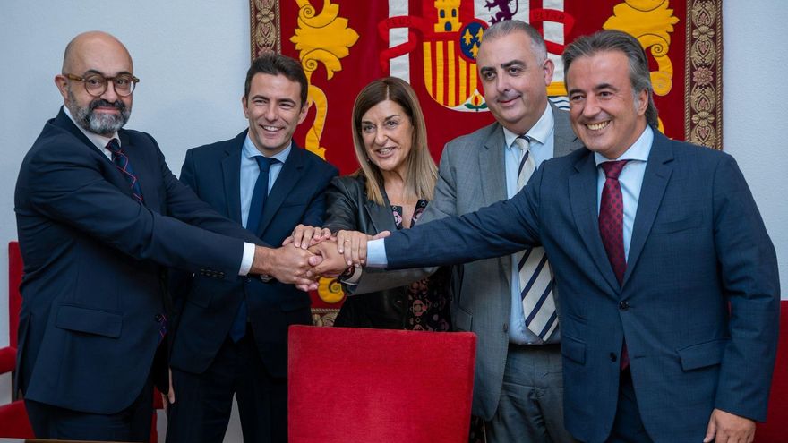 Representantes institucionales se estrechan las manos tras la firma del protocolo de actuación para el cubrimiento de las vías en Maliaño.