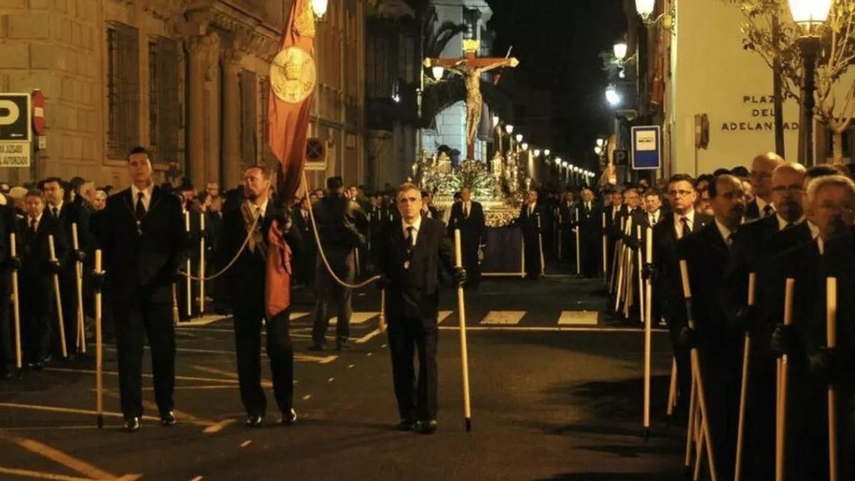 Integrantes de la Esclavitud del Cristo lagunero durante un recorrido procesional, en una imagen de archivo