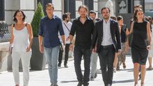 Carolina Bescansa, íñigo Errejón, Pablo Iglesias, Alberto Garzón e Irene Montero, a su llegada al Congreso de los Diputados.