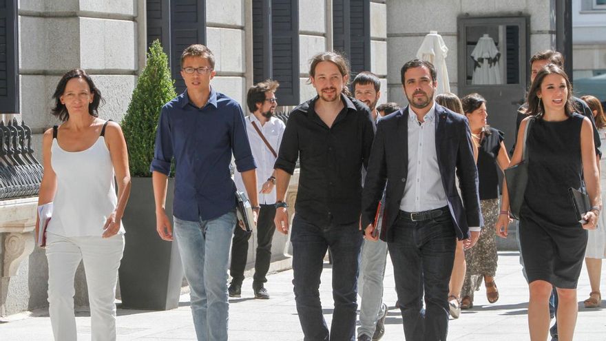 Carolina Bescansa, íñigo Errejón, Pablo Iglesias, Alberto Garzón e Irene Montero, a su llegada al Congreso de los Diputados.