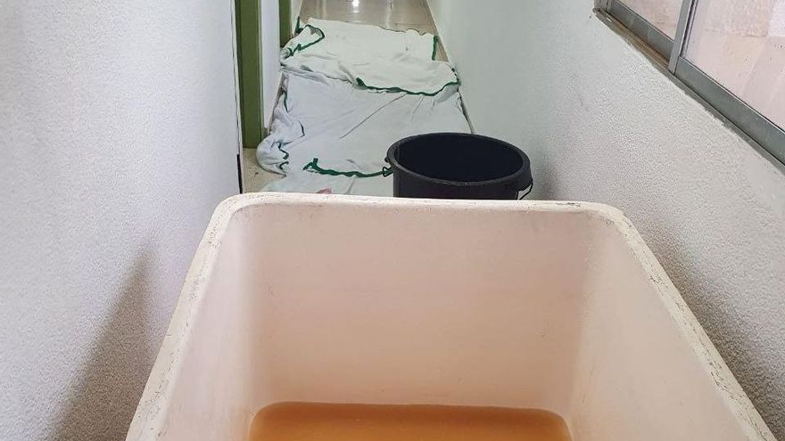 La lluvia provoca goteras en el Hospital Materno Infantil de Málaga