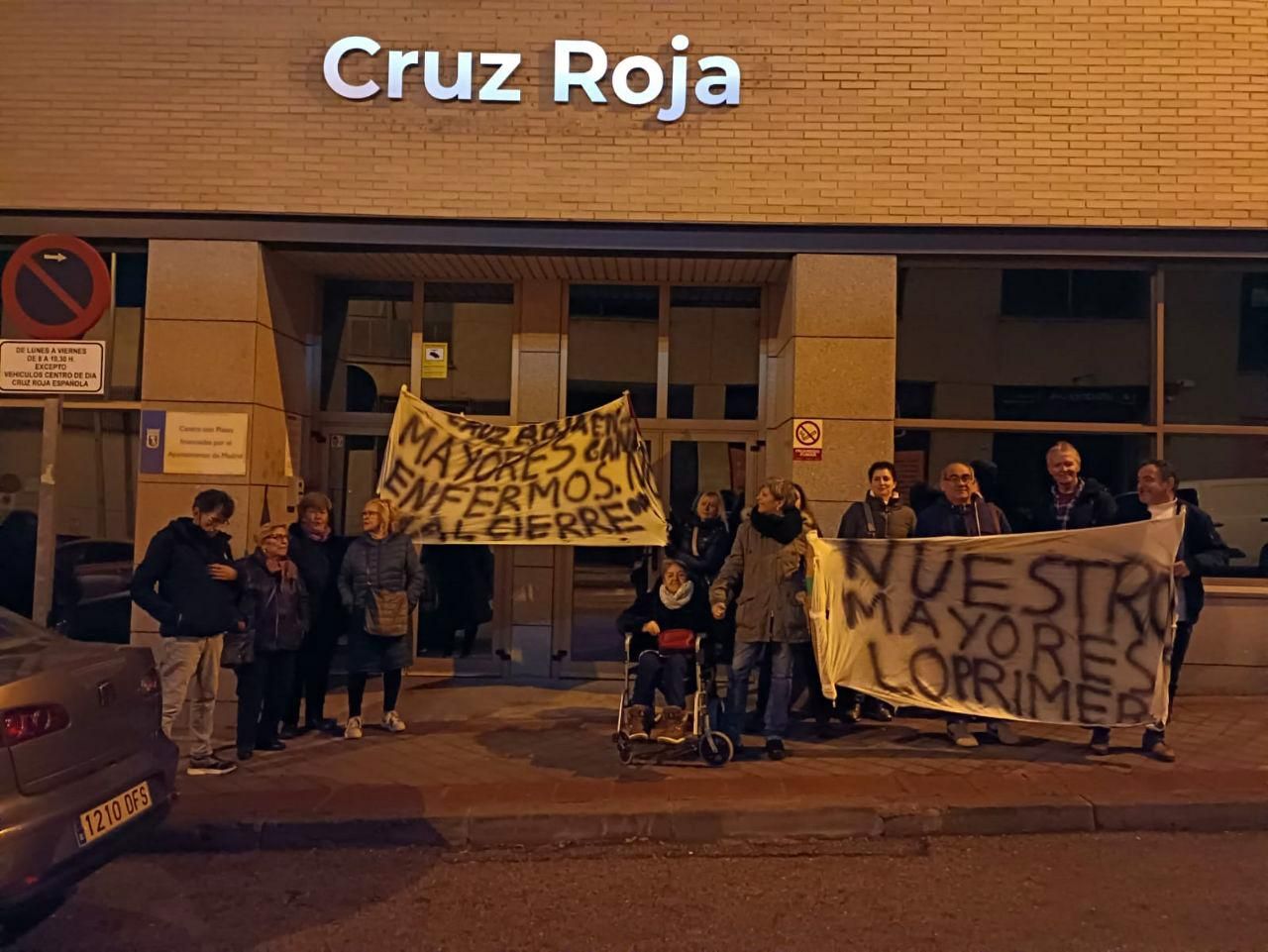 Familiares protestando frente el centro de día de Carabanchel por el cierre del mismo