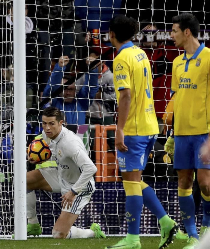 Cristiano Ronaldo recoge el balón tras marcar el penalti.  EFE/JuanJo Martín
