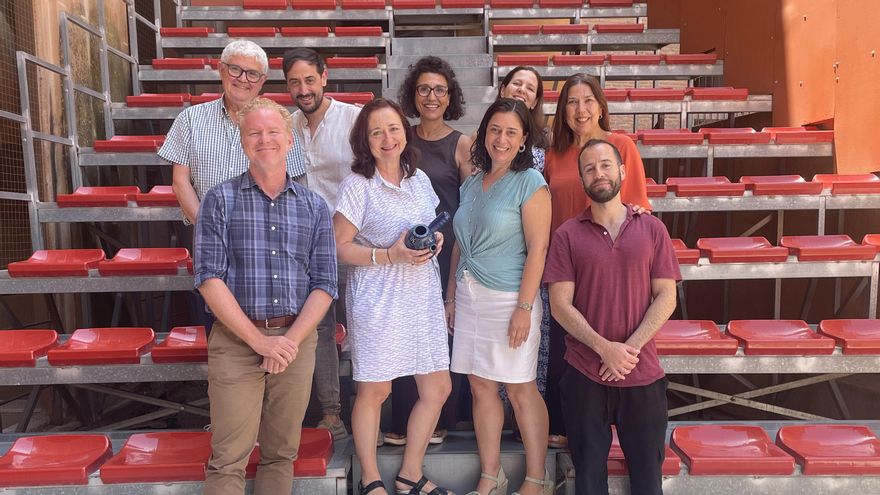Maria Dolores Galindo, directora de la ESAD, sostiene el premio 'A Gallete', junto al equipo directivo y los jefes de departamento de la escuela
