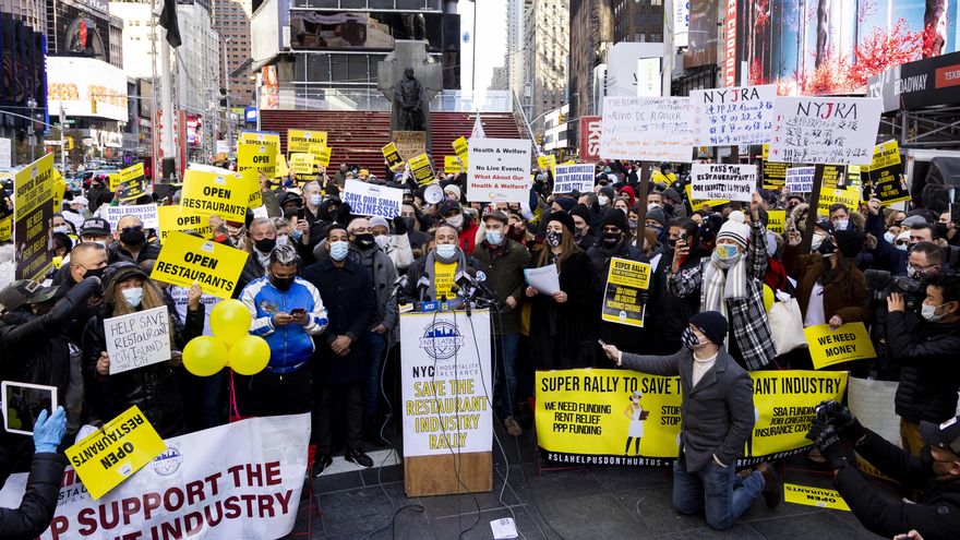 Personas pertenecientes a la industria de restaurantes se reúnen para protestar en Times Square contra las nuevas regulaciones estatales contra la pandemia. EFE/EPA/JUSTIN LANE