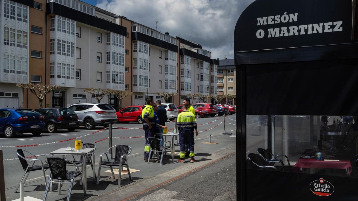Trabajadores de la empresa vizcaína Lezama, contratada para el desmantelamiento de la central, en la terraza del mesón O Martínez