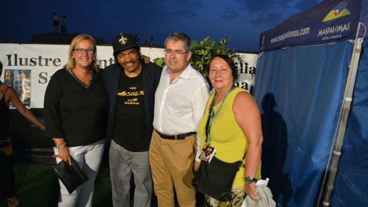 Dania Dévora, junto a Marco Aurelio Pérez, alcalde de San Bartolomé; el artista Bobby Rush, y Elena Álama, concejala en el Ayuntamiento, en una edición del Maspalomas Costa Canaria Soul Festival.