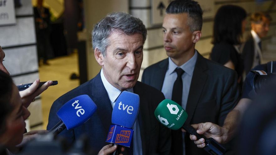 El líder del PP, Alberto Núñez Feijóo, atiende a la prensa durante su asistencia al XII Encuentro Sernauto  este jueves en Ifema. EFE/ Rodrigo Jiménez