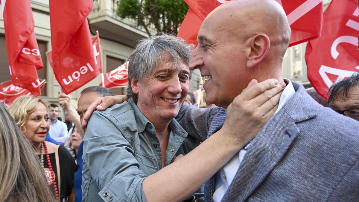 Carlos Martínez (i), secretario regional del PSOE, saluda al alcalde de León, José Antonio Díez, durante la manifestación contra del cierre de la Azucarera de La Bañeza (León).