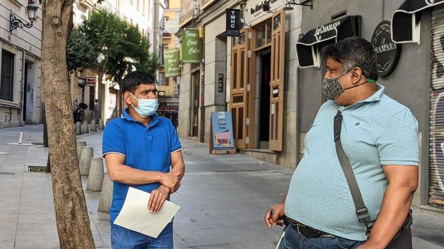 Mohammad Fazle Elahi habla con Insan Uddin, a quien ha ayudado para conseguir ser vacunado.