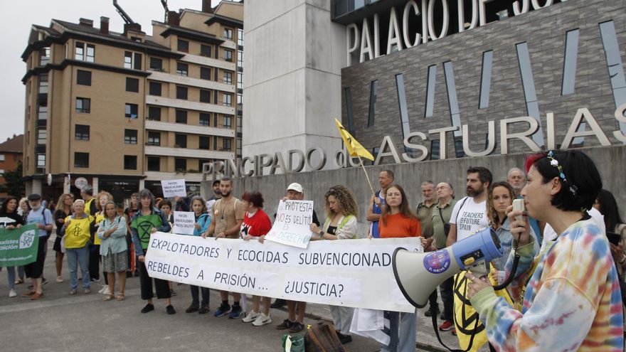 Los activistas climáticos denunciados en Asturias por coacciones en ArcelorMittal aseguran que es "una injusticia"