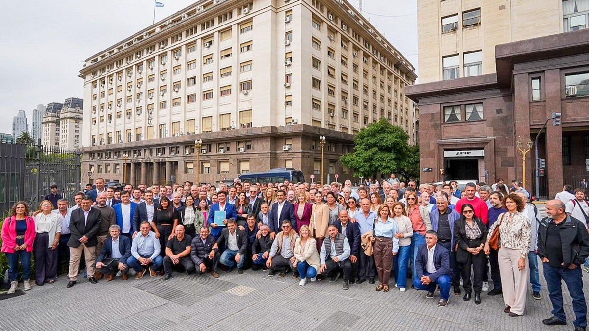 Un centenar de intendentes se movilizaron frente al Ministerio de Economía