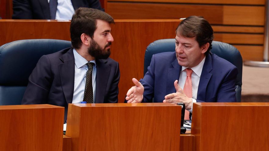 Los insultos entre Mañueco y García-Gallardo en plena crisis por el aborto: "Liante", "cobarde"